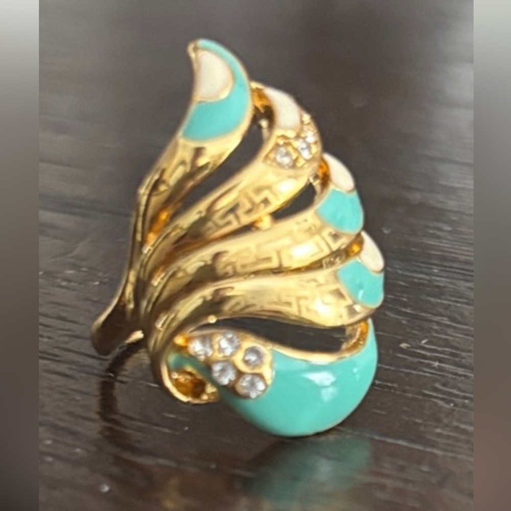 Elegant Gold and Turquoise Women's Ring